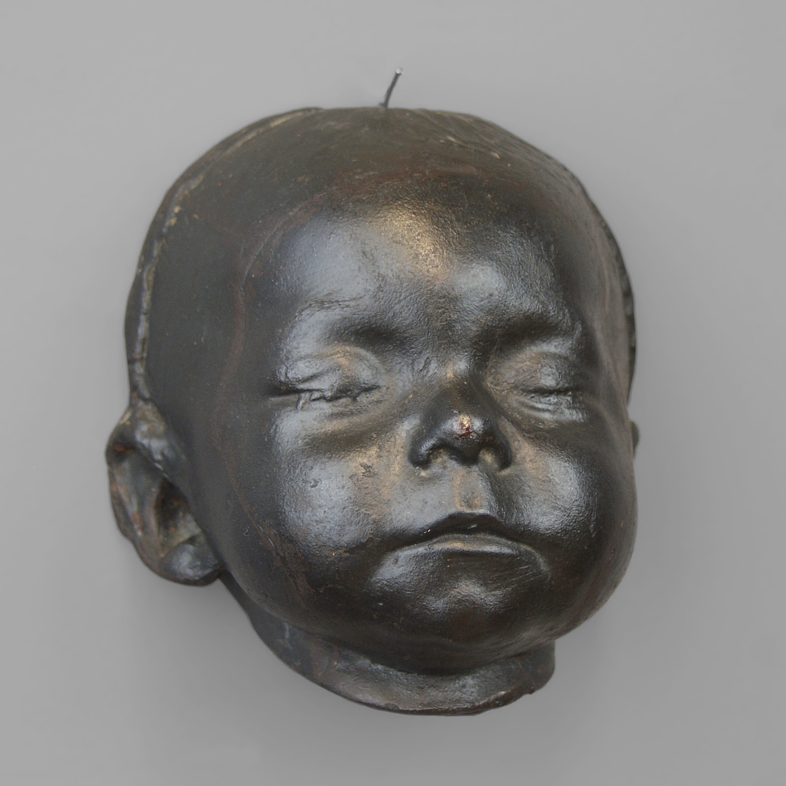 Masque mortuaire d’enfant en fonte d’acier<br>