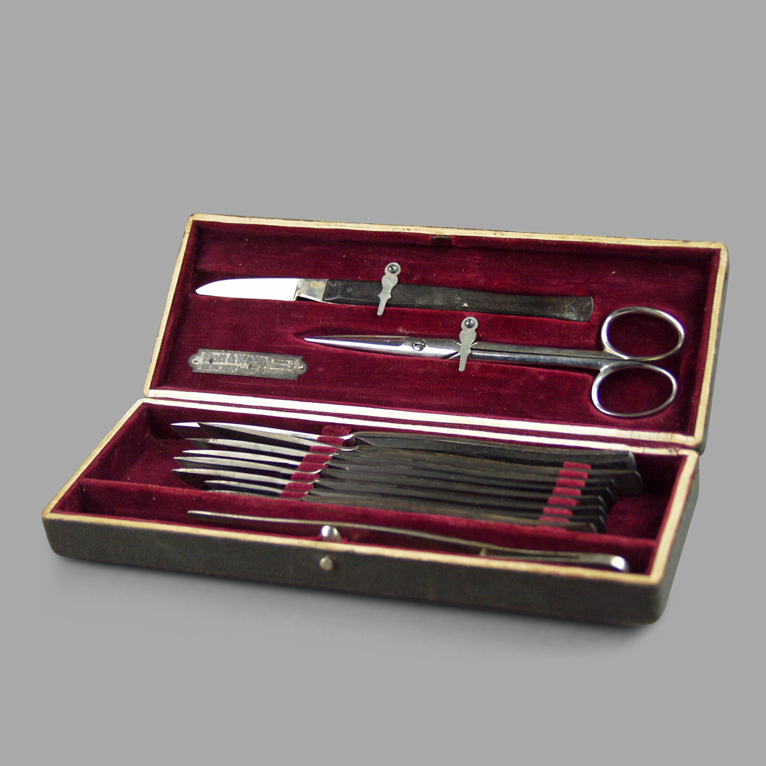 Petit coffret d’instruments de chirurgie XIXe<br>