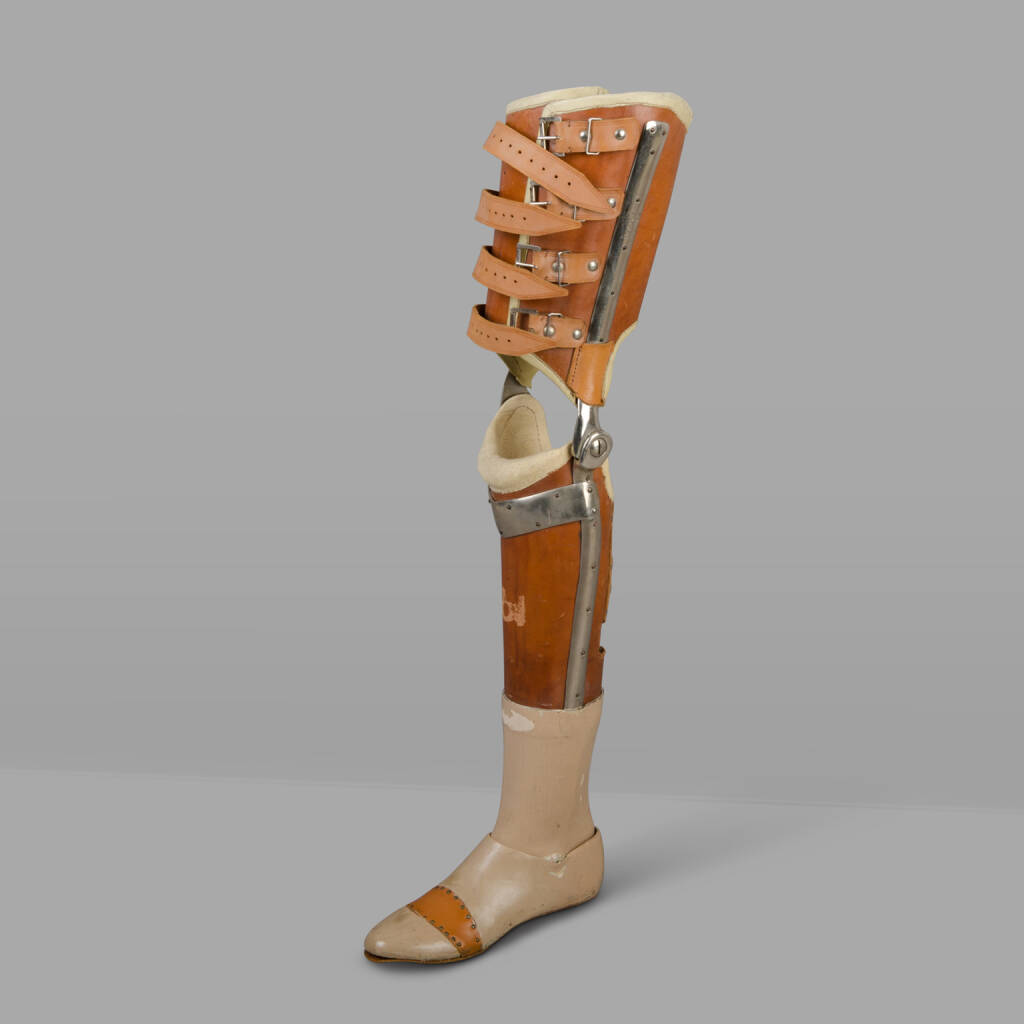 Prothèse de jambe gauche en cuir et bois c. 1920