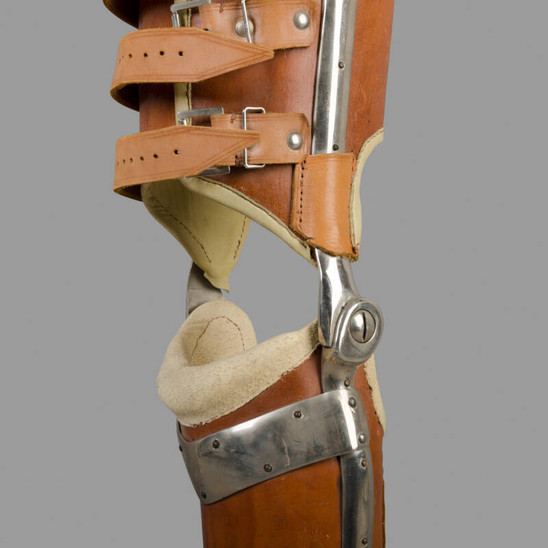 Prothèse de jambe gauche en cuir et bois c. 1920 1920 – Image 2