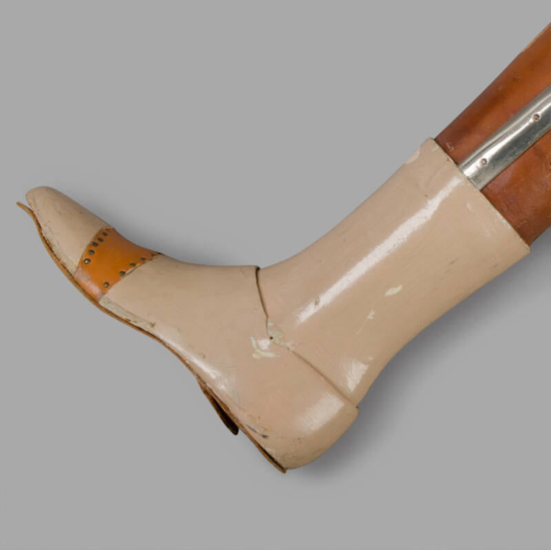 Prothèse de jambe gauche en cuir et bois c. 1920 1920 – Image 3