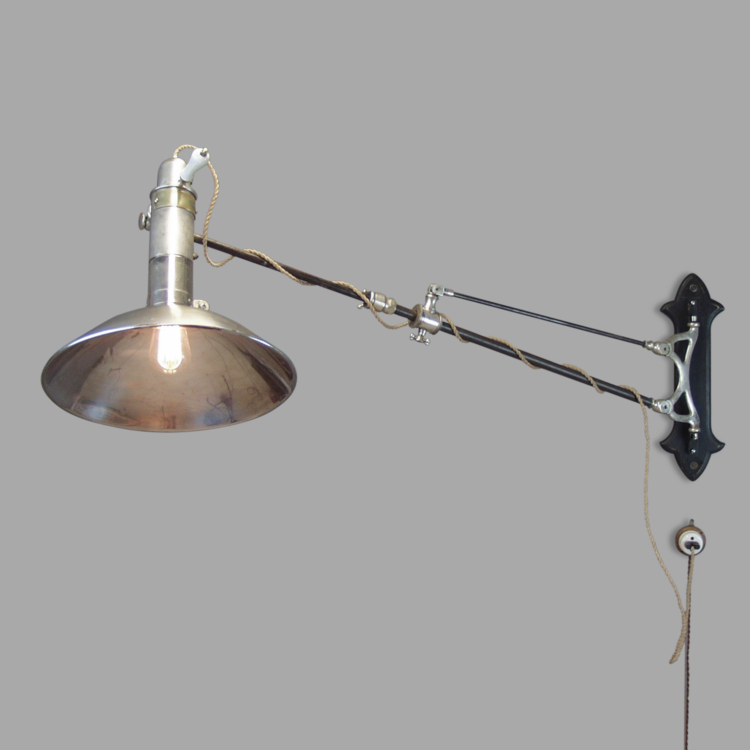 Lampe médicale murale début XXe